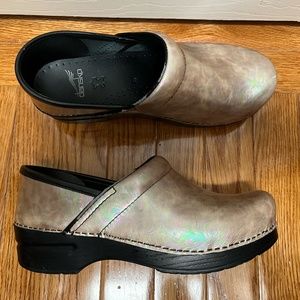 Dansko Professional Clogs Tan Pearlescent Color size 39 (8.5-9.0)